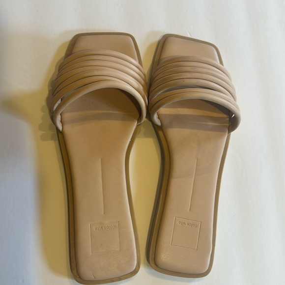 Dolce Vita Shoes - NWT Dolce Vita slip on tan cream sandals with bands in front great for driving